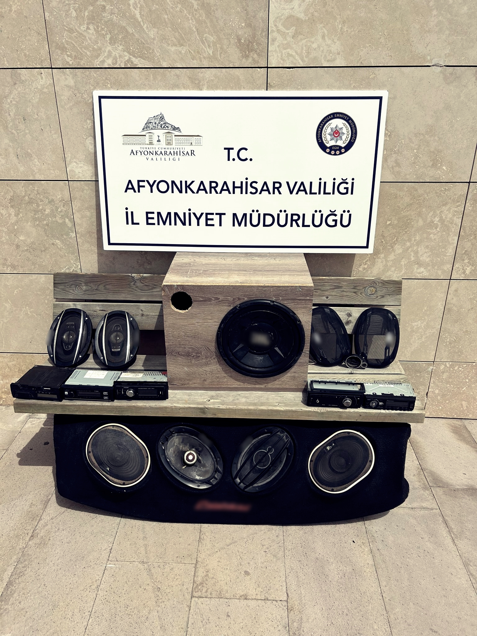 Teyp, hoparlör ve takograf hırsızları yakalandı