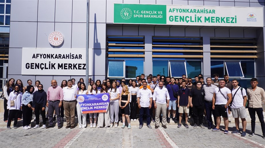 100 öğrenci kamp için yola çıktı