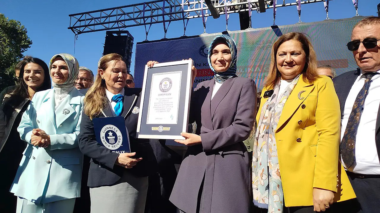 Dünyanın en uzun lokumu Afyonkarahisar'da yapıldı