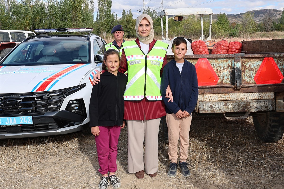 Vali Yiğitbaşı Traktör Sürücülerine Reflektör Dağıttı