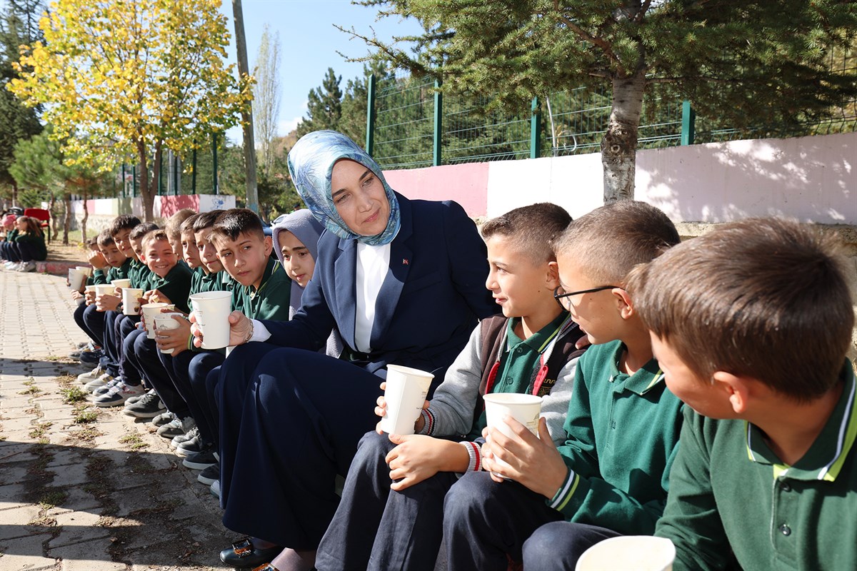 Vali Yiğitbaşı, Gelenekten Geleceğe Sağlıklı Nesiller Projesi Kapsamında Öğrencilere Tarhana Dağıttı