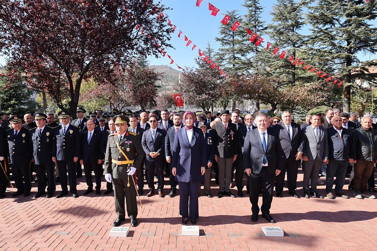 Cumhuriyetin 101. Yılı Dolayısıyla Atatürk Anıtı’na Çelenk Sunuldu