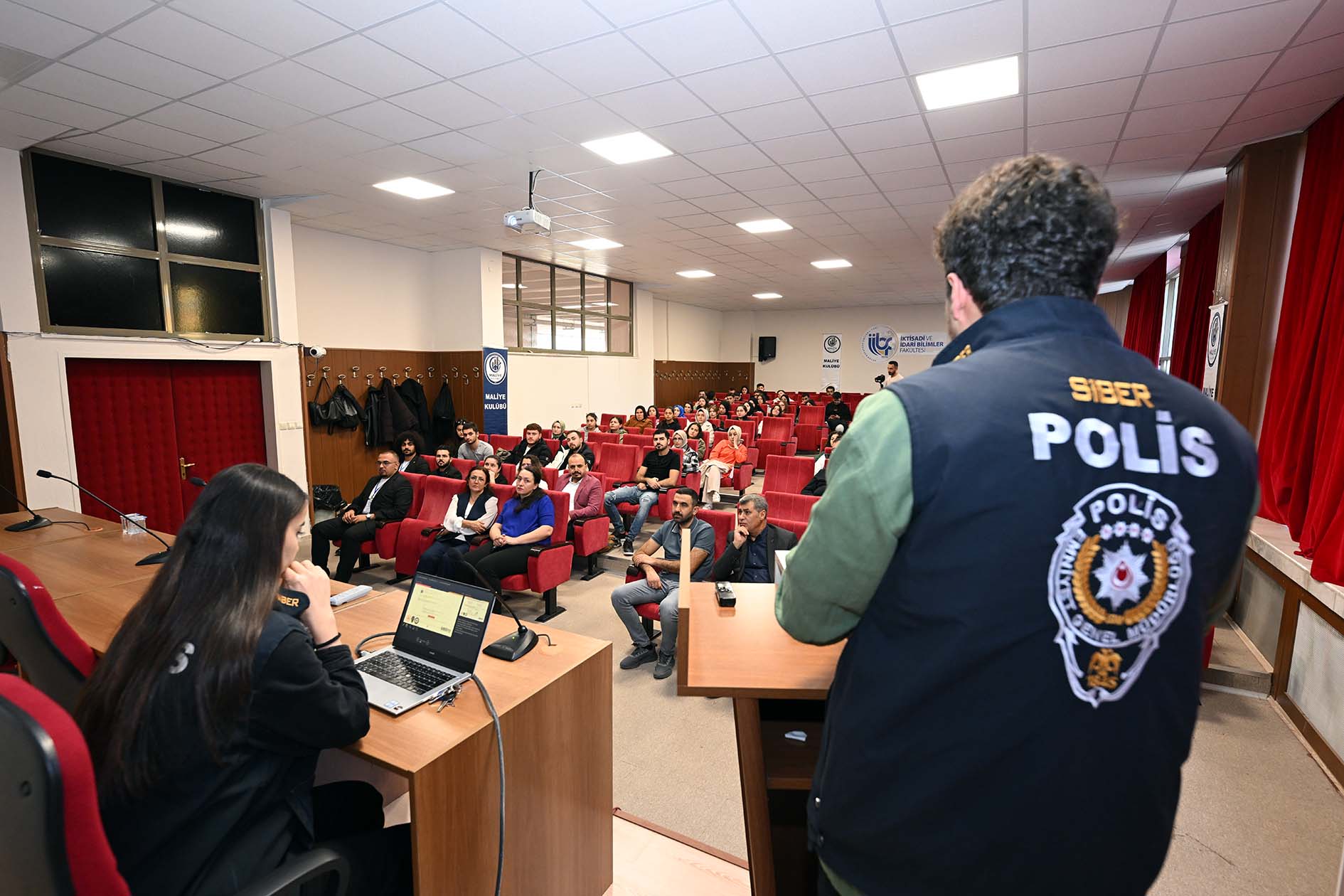 Sosyal Medya ve Siber Güvenlik Semineri Düzenlendi