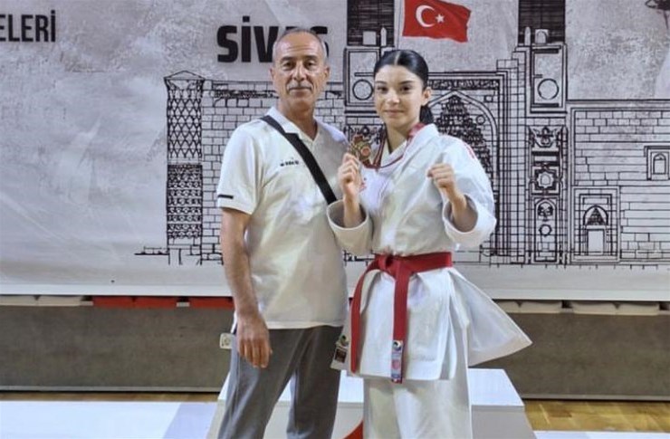 Afyonkarahisarlı sporcular Balkan Karate Şampiyonası’nda Türkiye’yi temsil etti