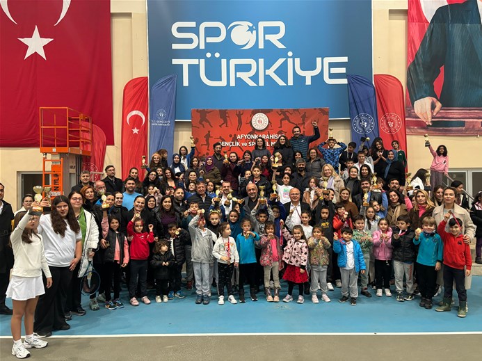 Atatürk Kupası Tenis Turnuvasında Genç Raketler Ödüllerini Aldı