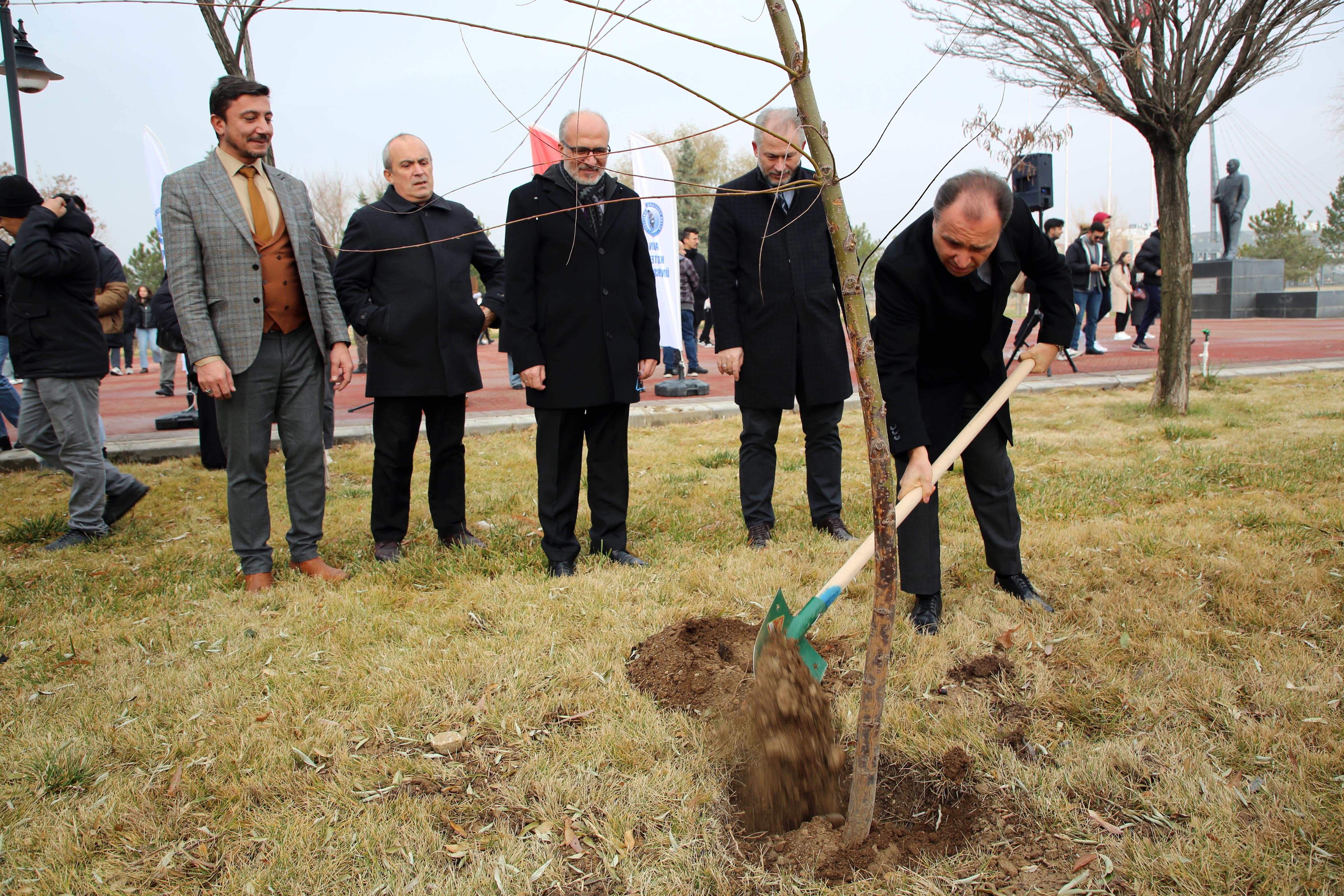 AKÜ’de 1000 Fidan Toprakla Buluştu