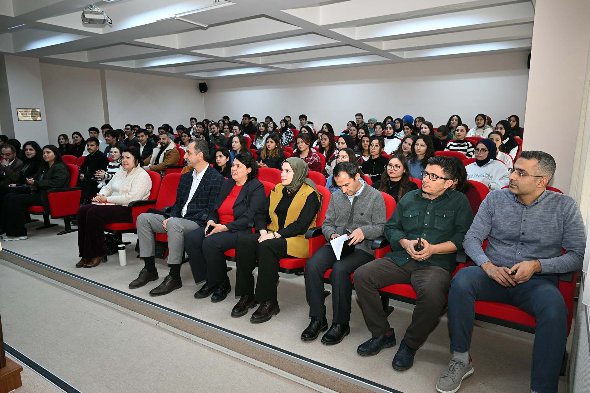 “Yorgun Ruhlar İçin Hayatı İyileştiren Formüller” Konferansı Düzenlendi