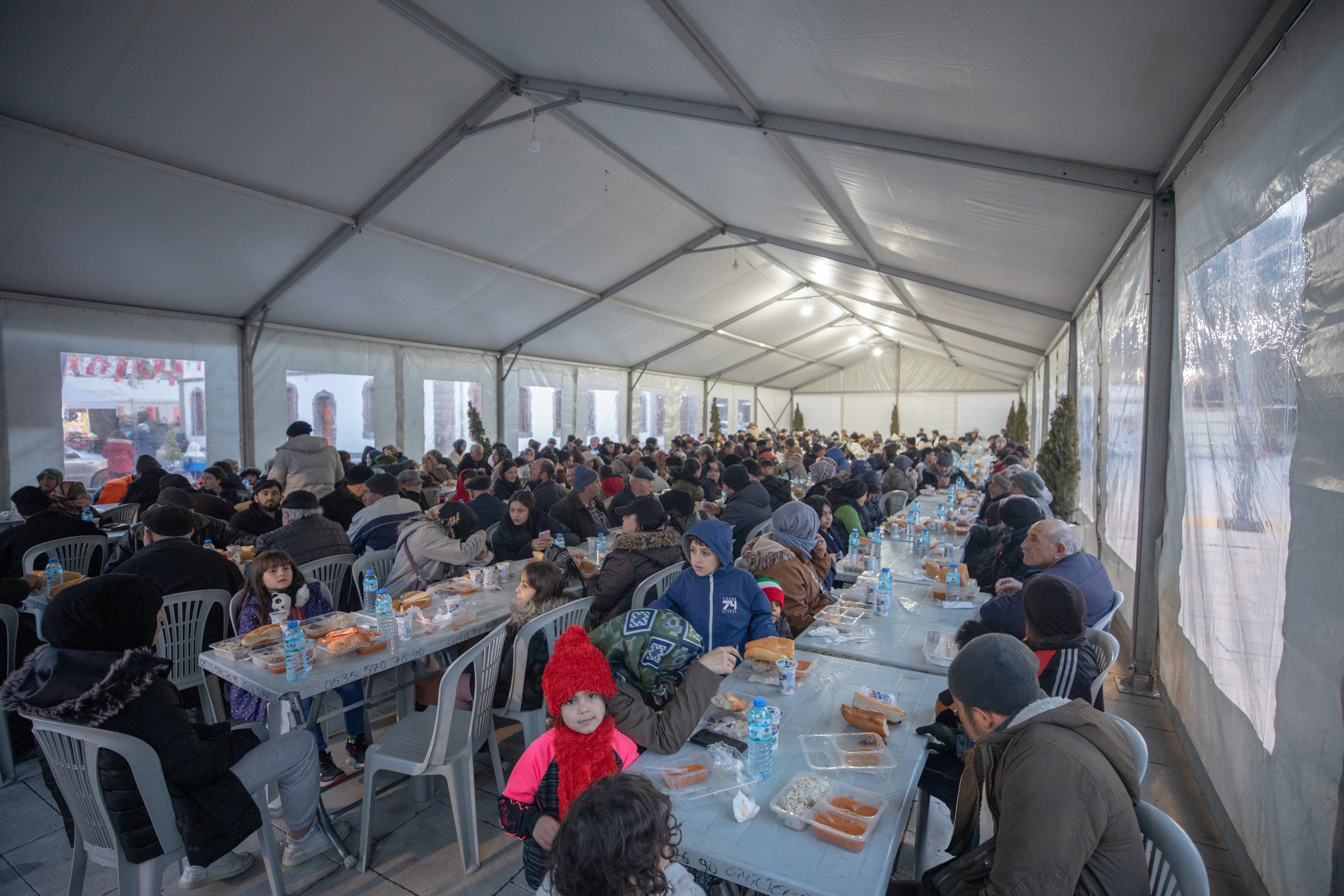 Her gün 10 bin kişiye iftar yemeği 