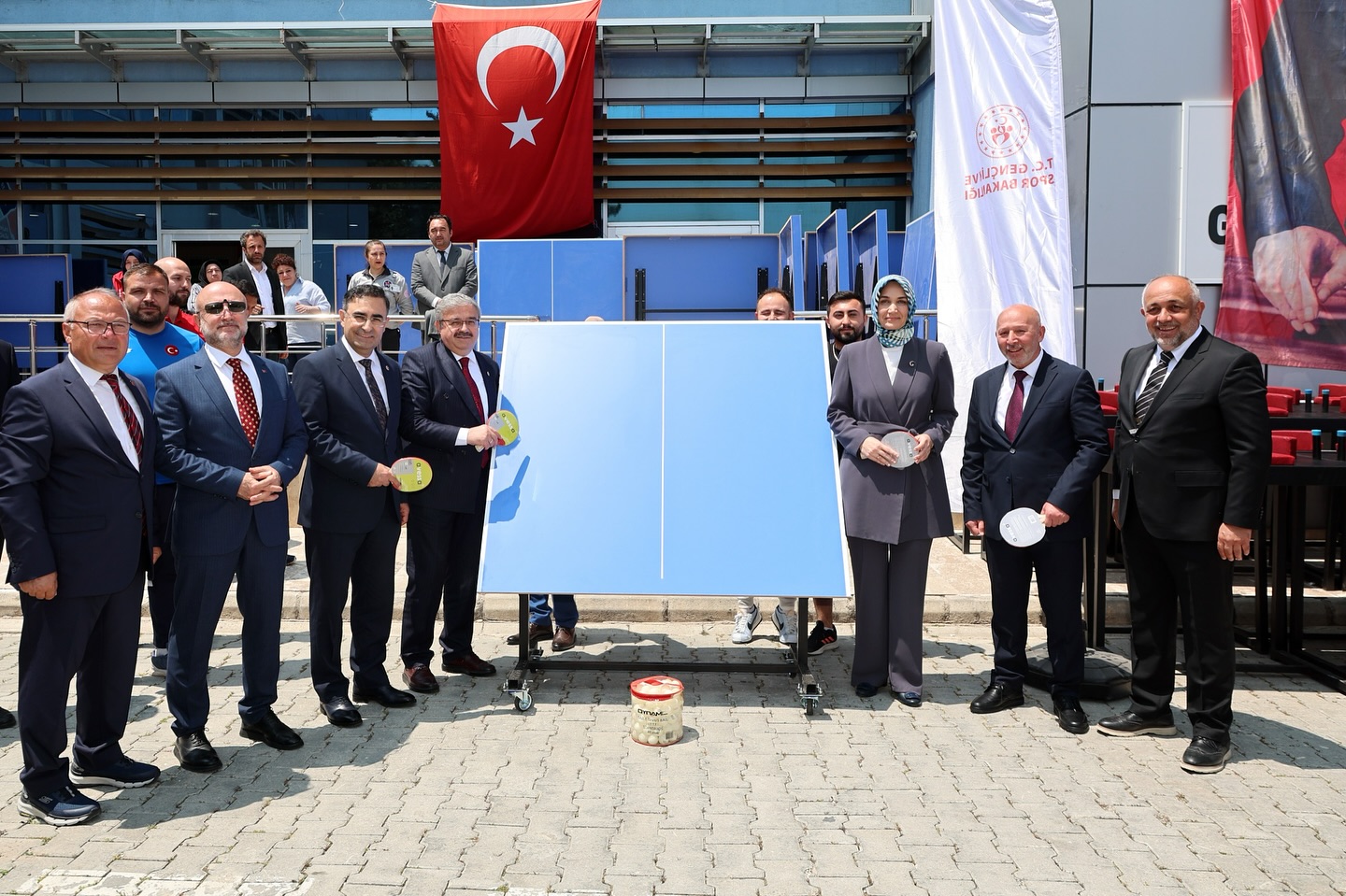 Vali Yiğitbaşı spor malzemelerinin dağıtımına katıldı