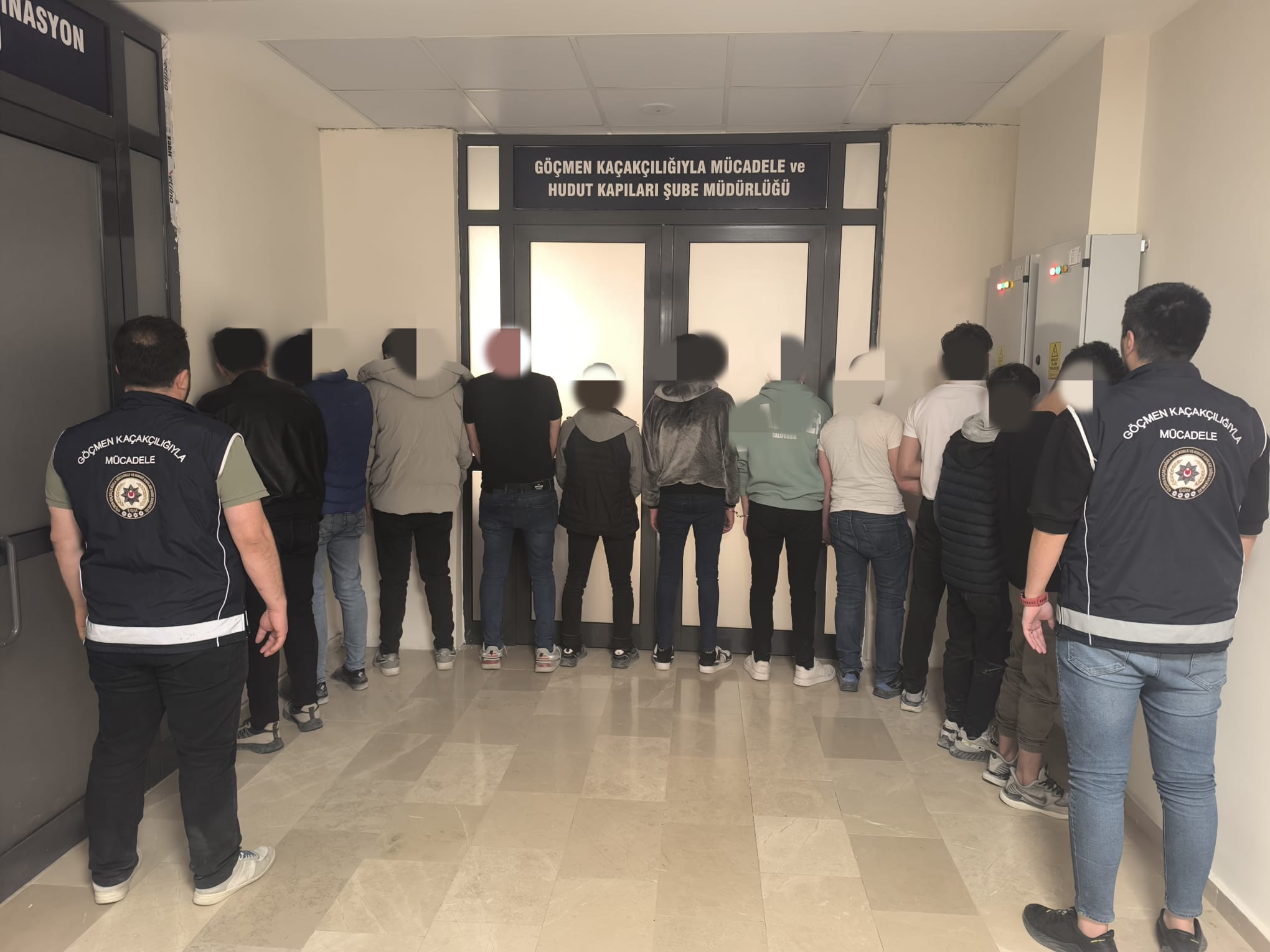 2 göçmen kaçakçısı ve 9 yabancı uyruklu şahıs yakalandı