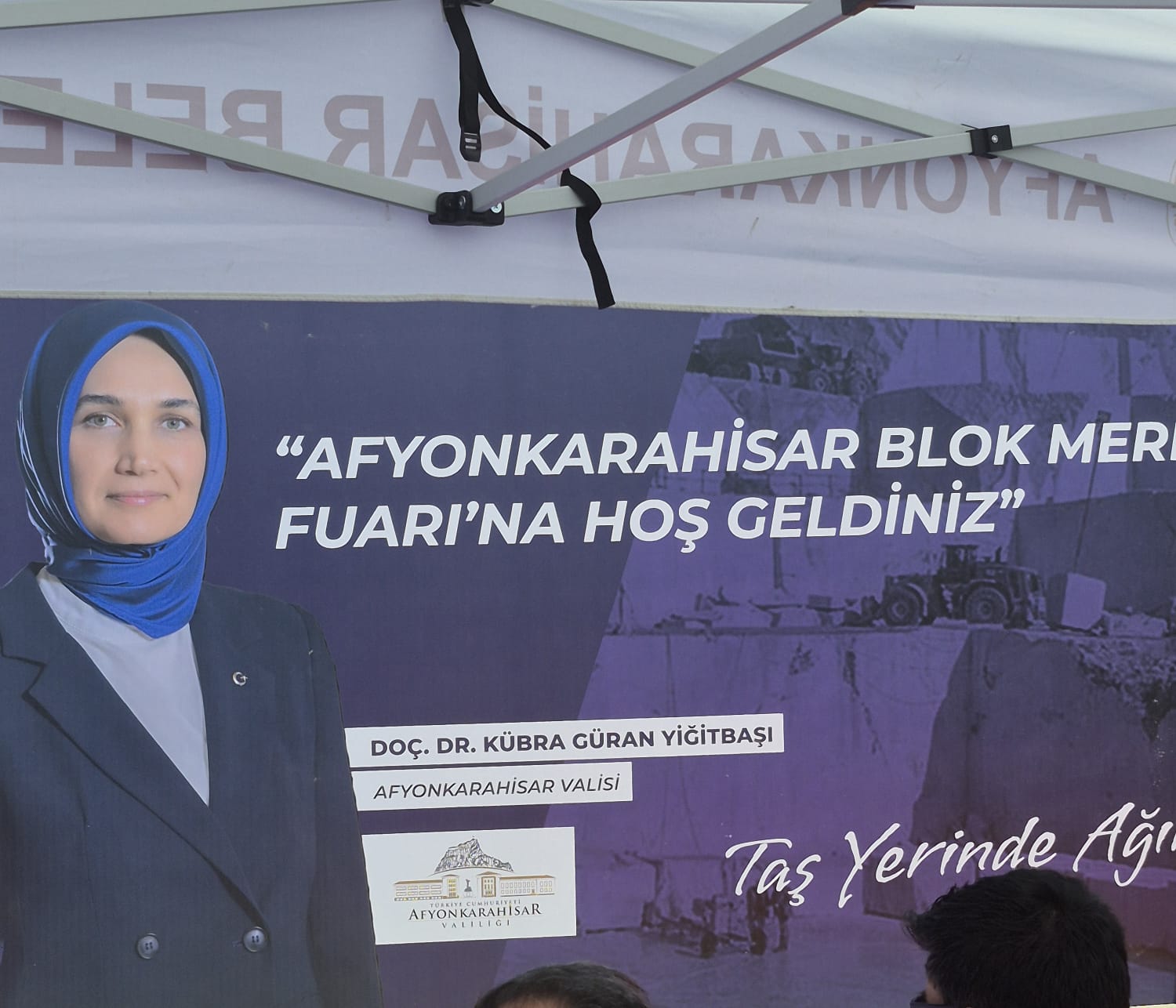 Taş Yerinde Ağırdır Fuarında siyasi taşlamalar