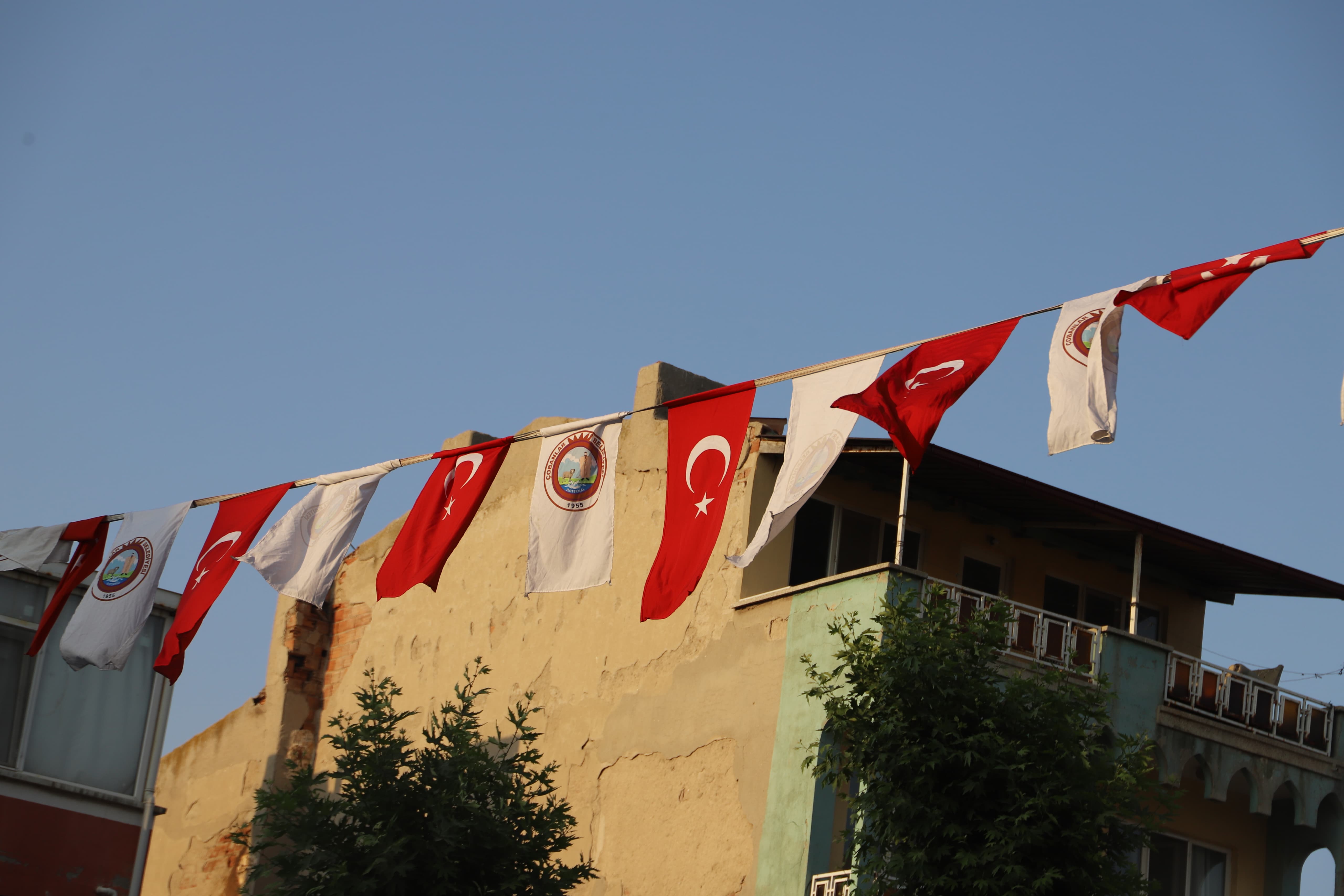 Çobanlar Bayraklarla Donatıldı