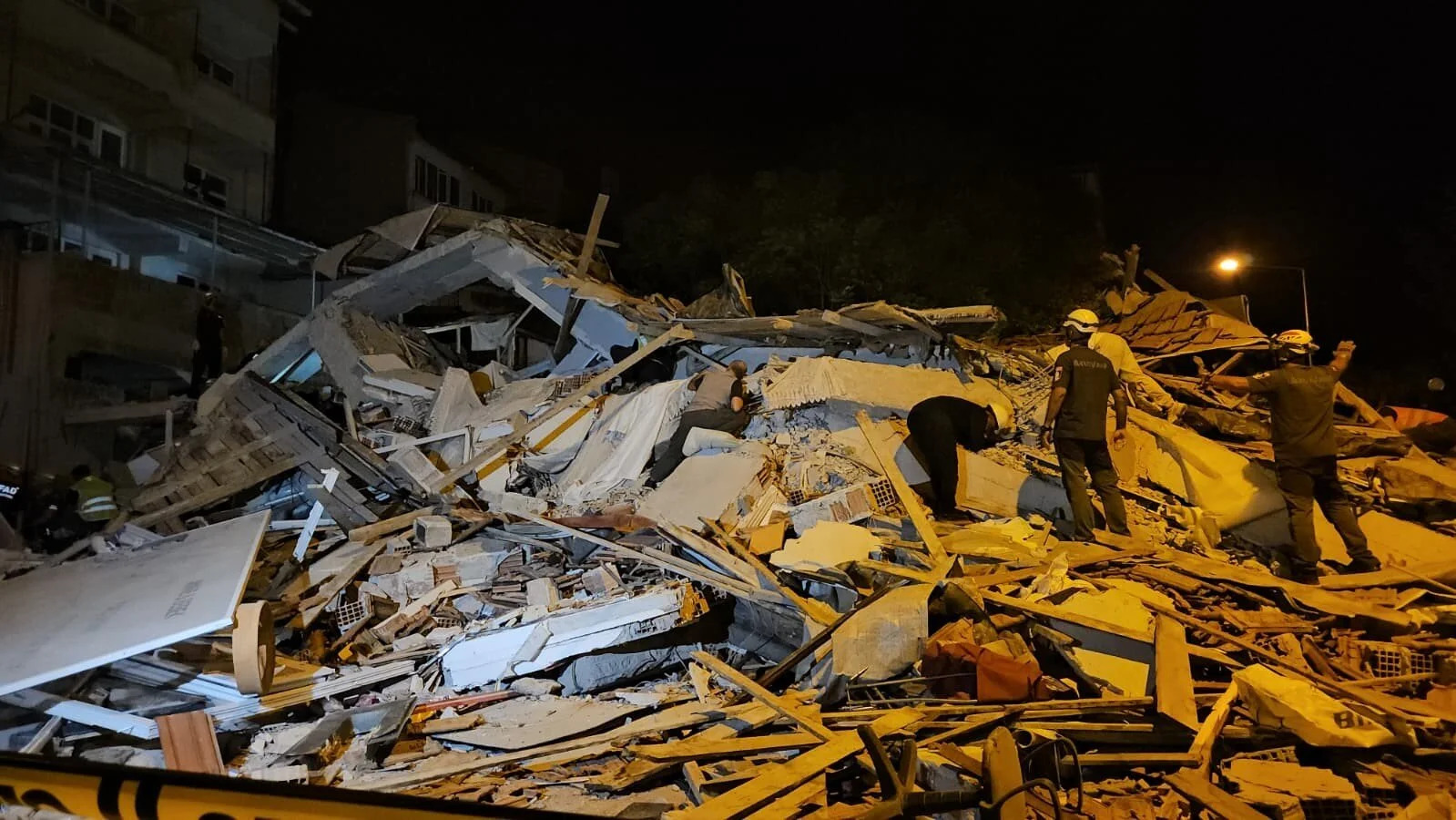 Balıkesir Sındırgı'da 6,1 büyüklüğünde deprem: 1 kişi hayatını kaybetti, 29 kişi yaralandı