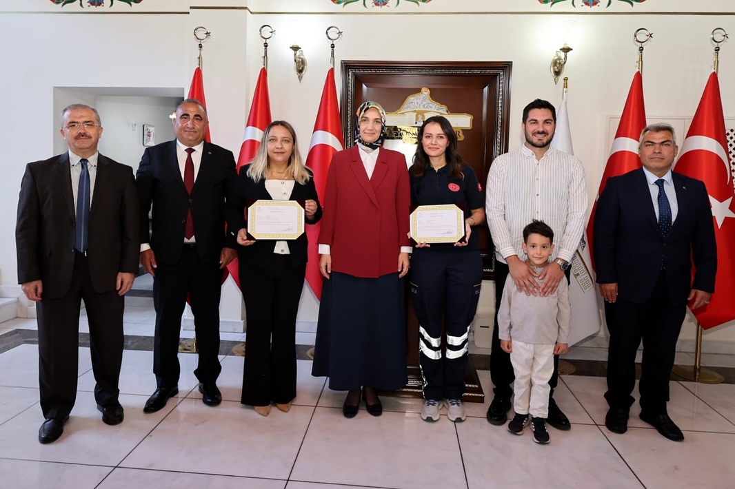 Devlet Ana'dan Örnek Personellere Başarı Belgesi