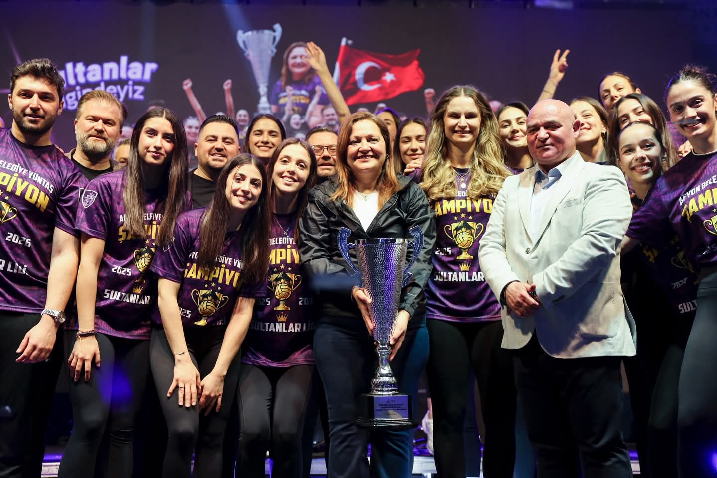 ŞAMPİYONLAR İÇİN GÖRKEMLİ KUTLAMA