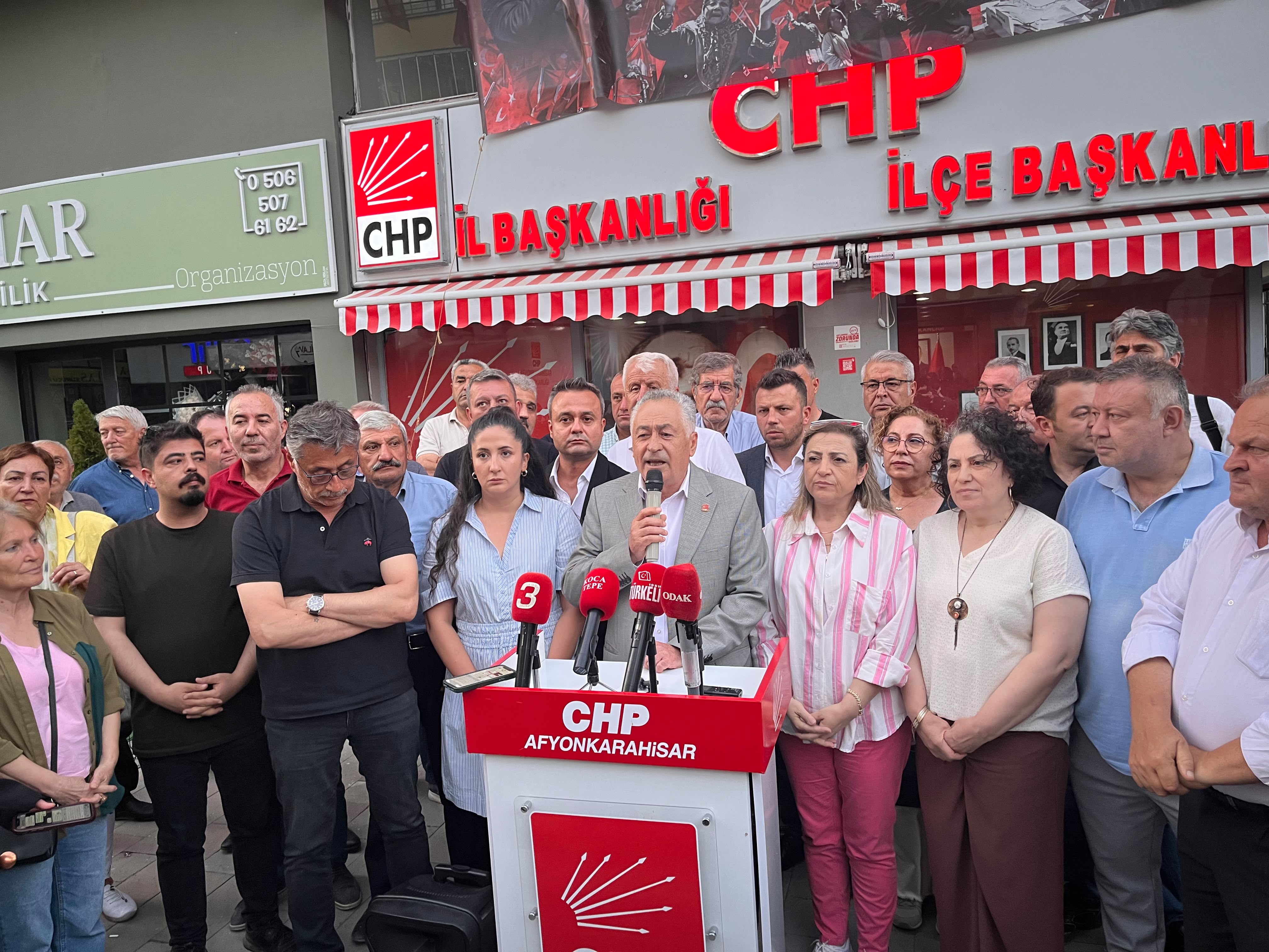ÖZGÜR ÖZEL'İN YANINDAYIZ