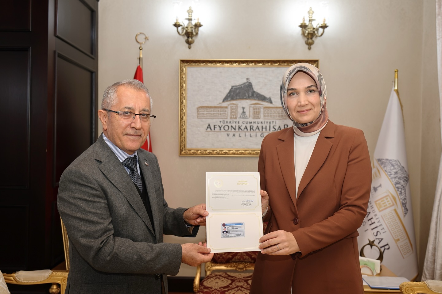 Devlet Ana'ya Jandarma Asayiş Vakfı Onursal Başkanı kimliği takdim edildi