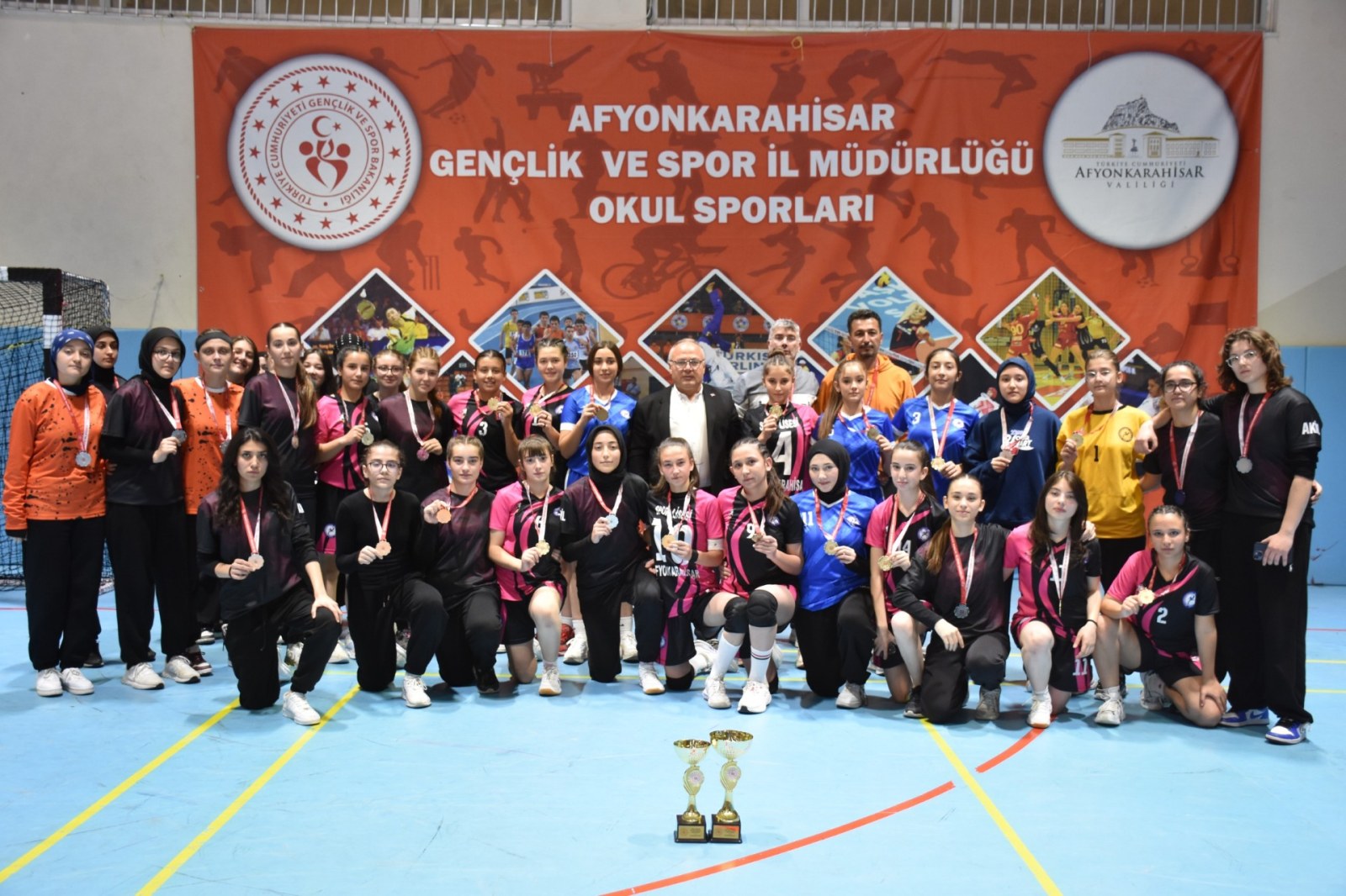 GENÇ KIZLAR HENTBOL MÜSABAKALARI TAMAMLANDI