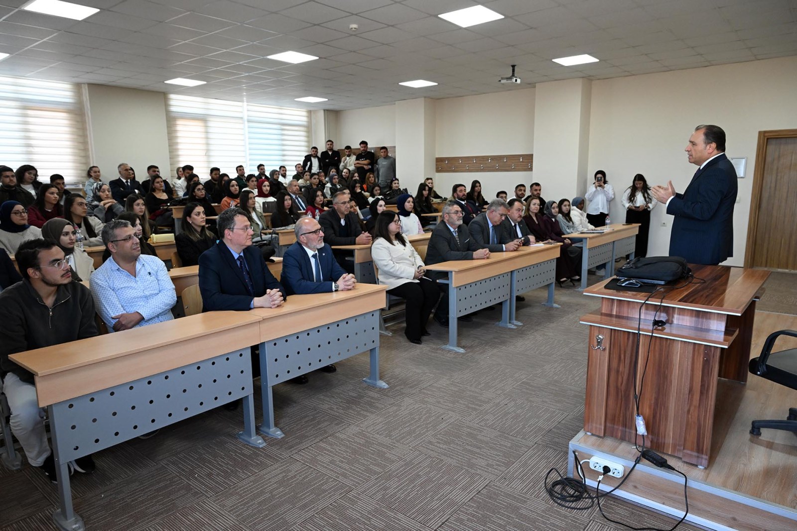 Rektör Karakaş, Bolvadin’de akademisyen ve öğrencilerle bir araya geldi