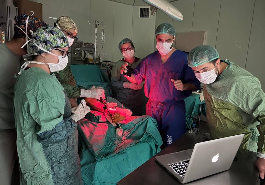 AFSÜ Hastanesinde Sanal Gerçeklikle Mikrocerrahi Eğitimi ve Serbest Doku Nakilleri Sürüyor
