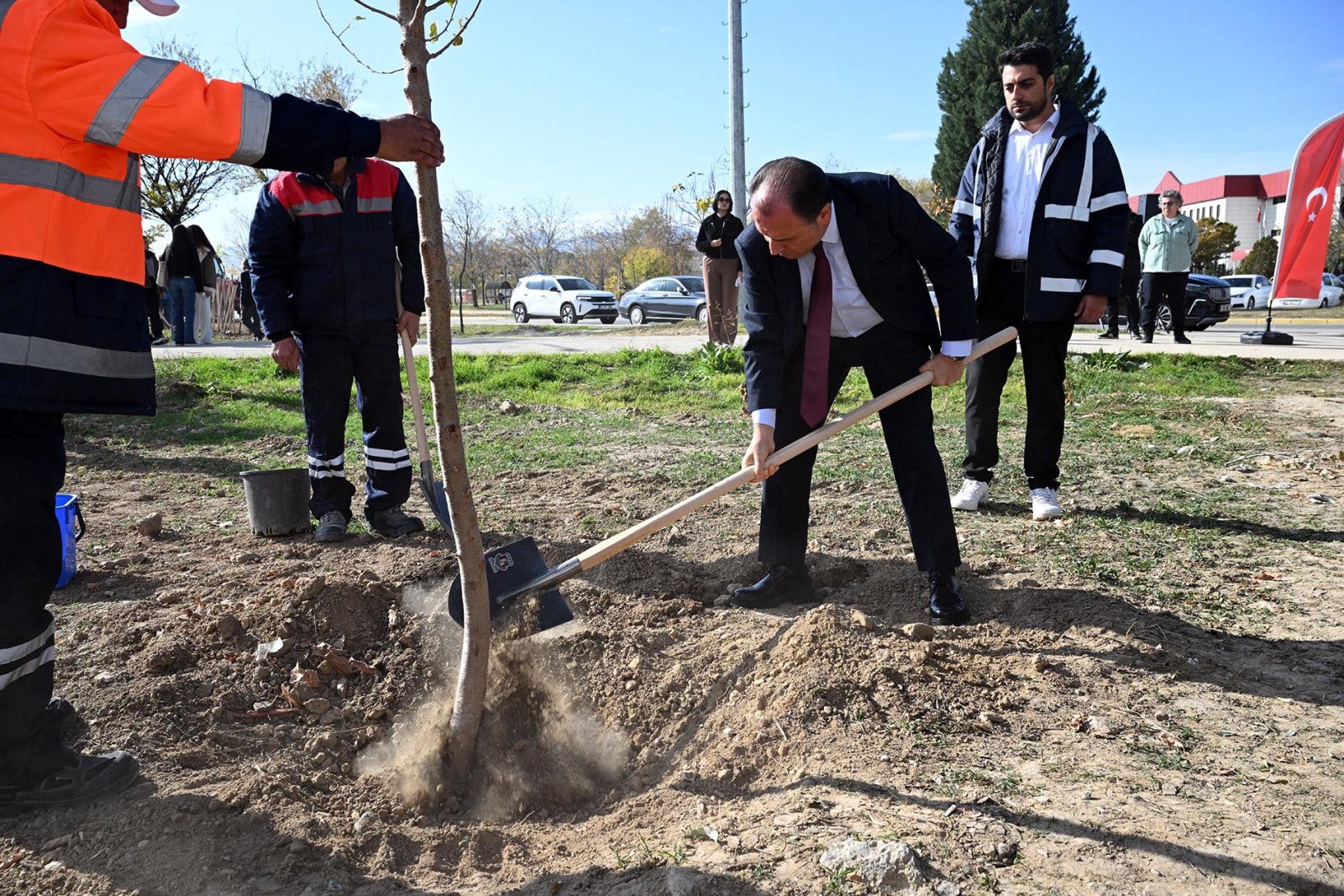AKÜ'de Bin 300 Fidan Toprakla Buluştu