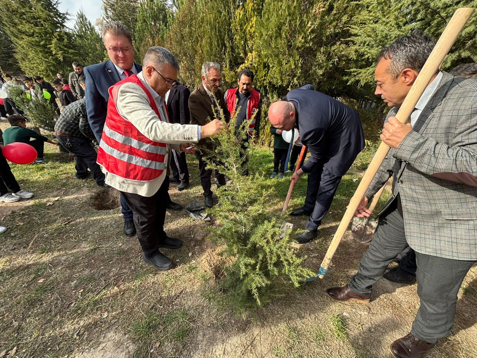 Mazlumlara Destek Amacıyla Fidanlar Toprakla Buluşturuldu