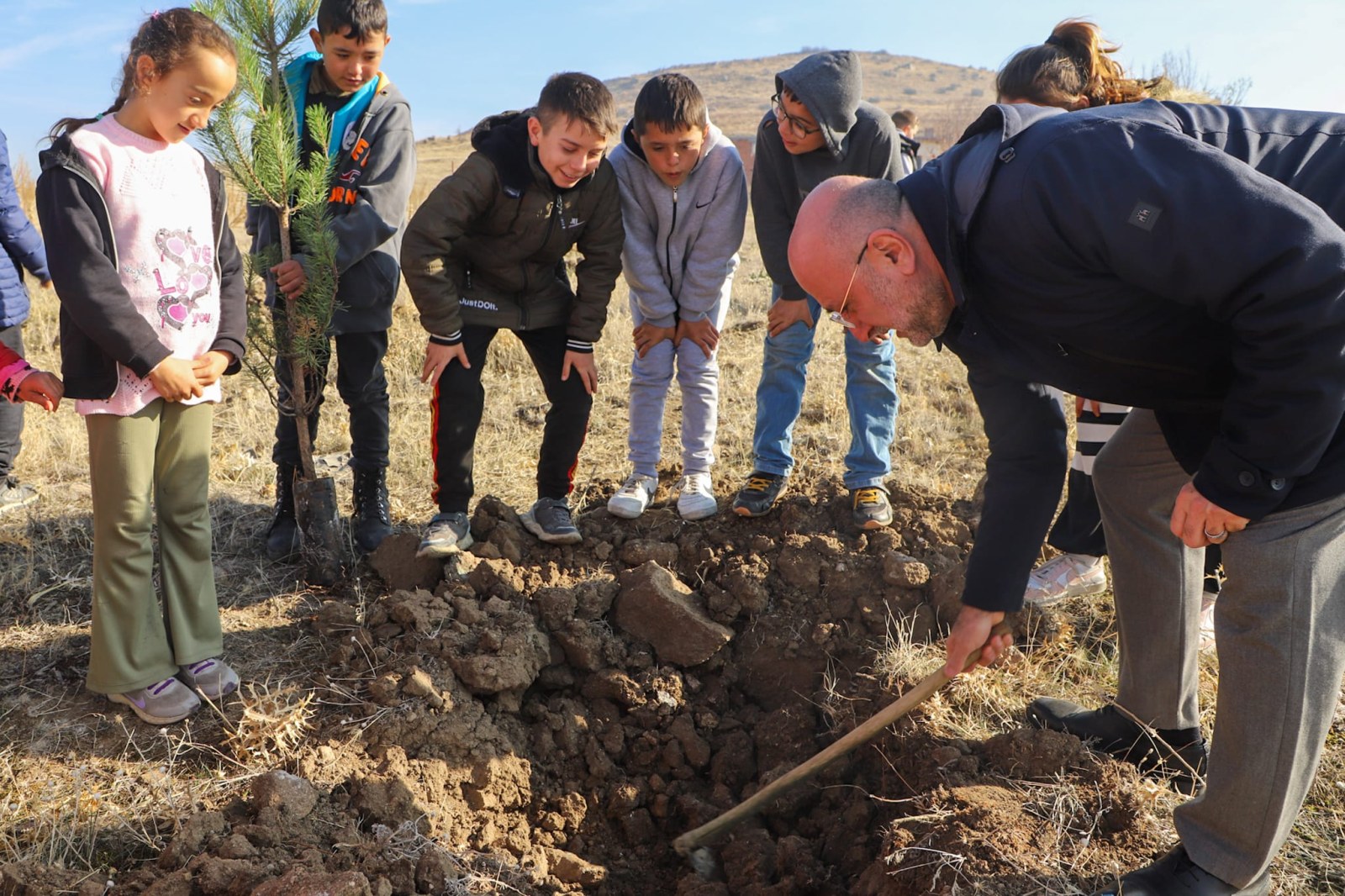 MİNİKLERİN FİDAN DİKİM COŞKUSUNA ORTAK OLDULAR