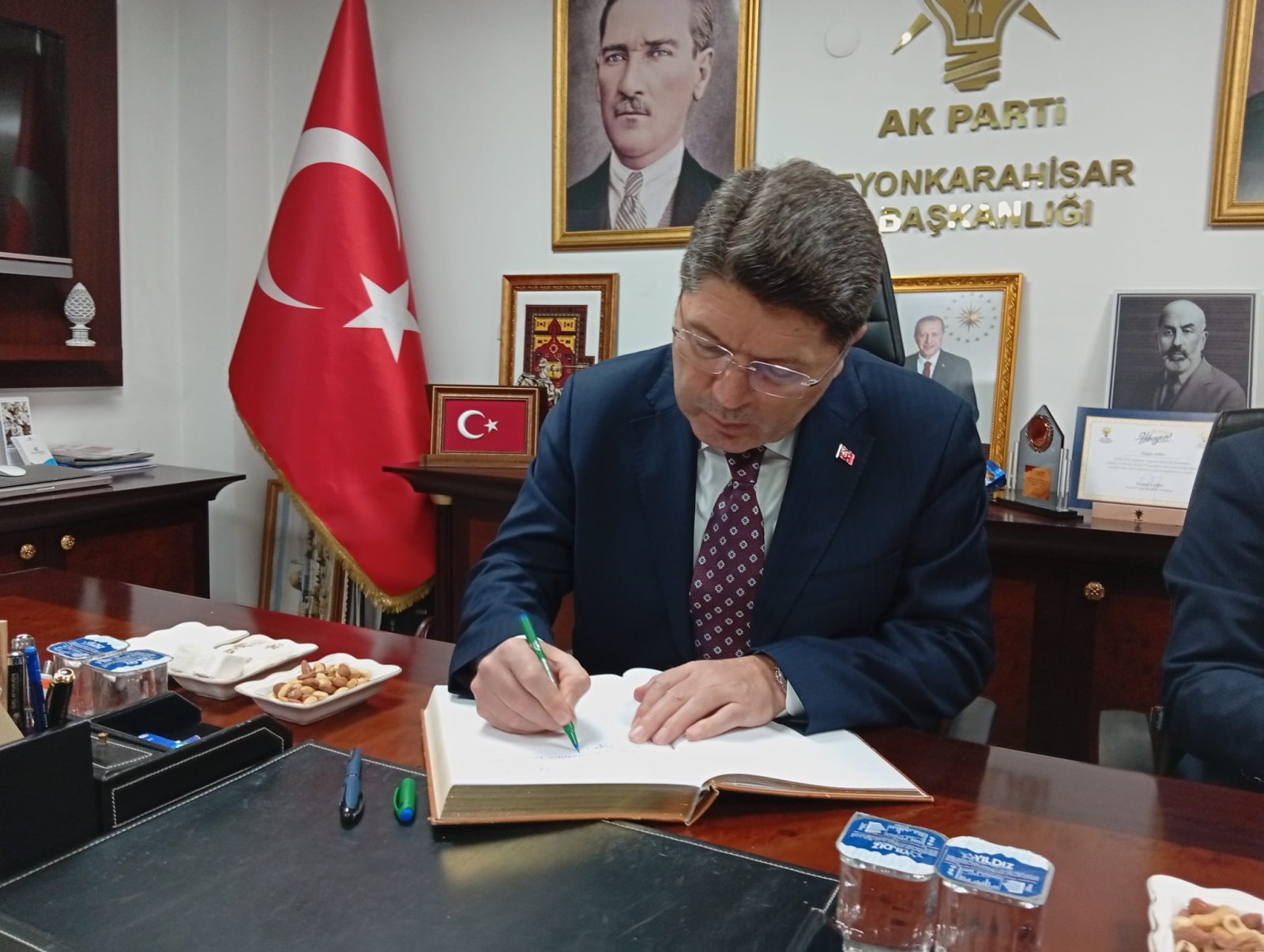 Bakan Tunç, AK Parti İl Başkanlığını ziyaret etti