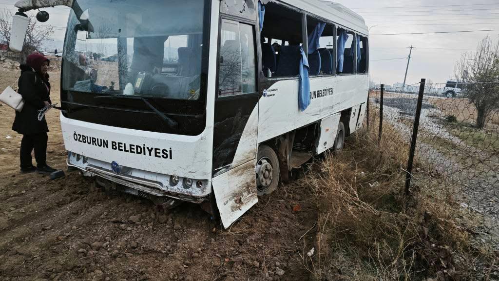 Bolvadin'de Korkutan Kaza: 18 Yaralı