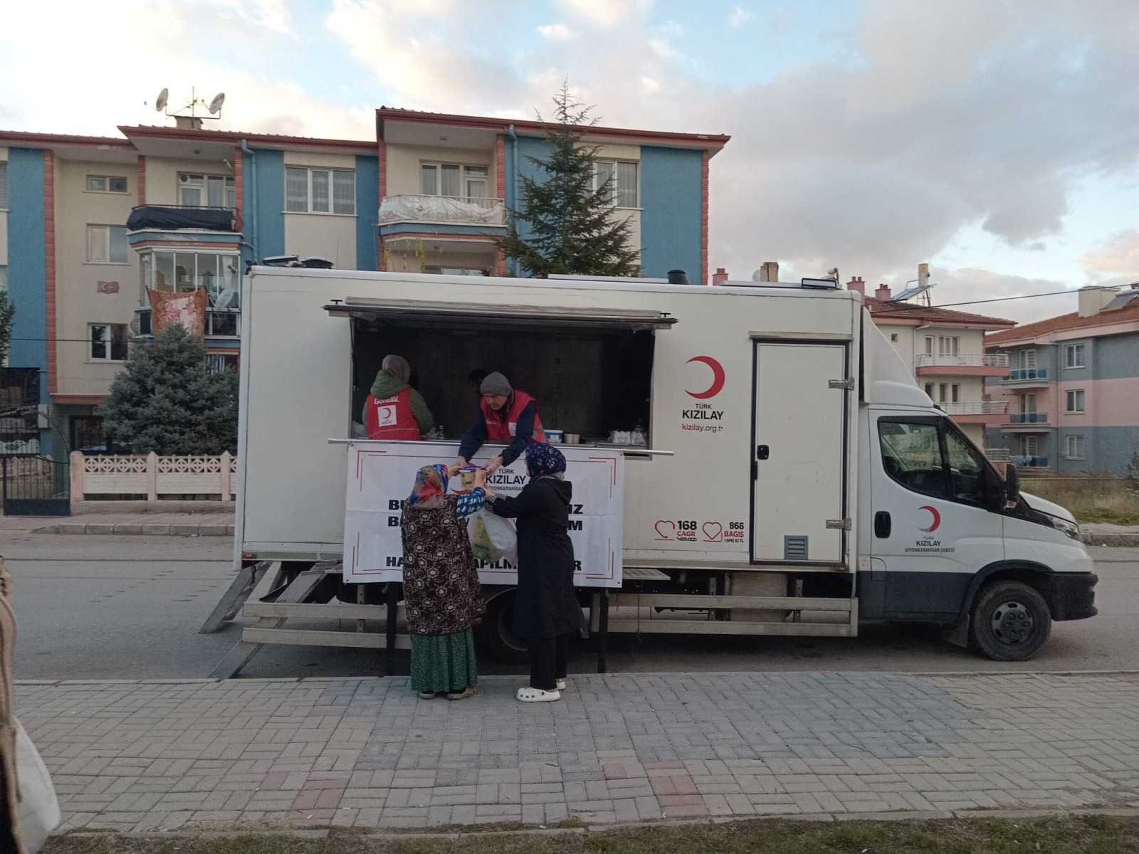 Kızılay Çorba Dağıttı