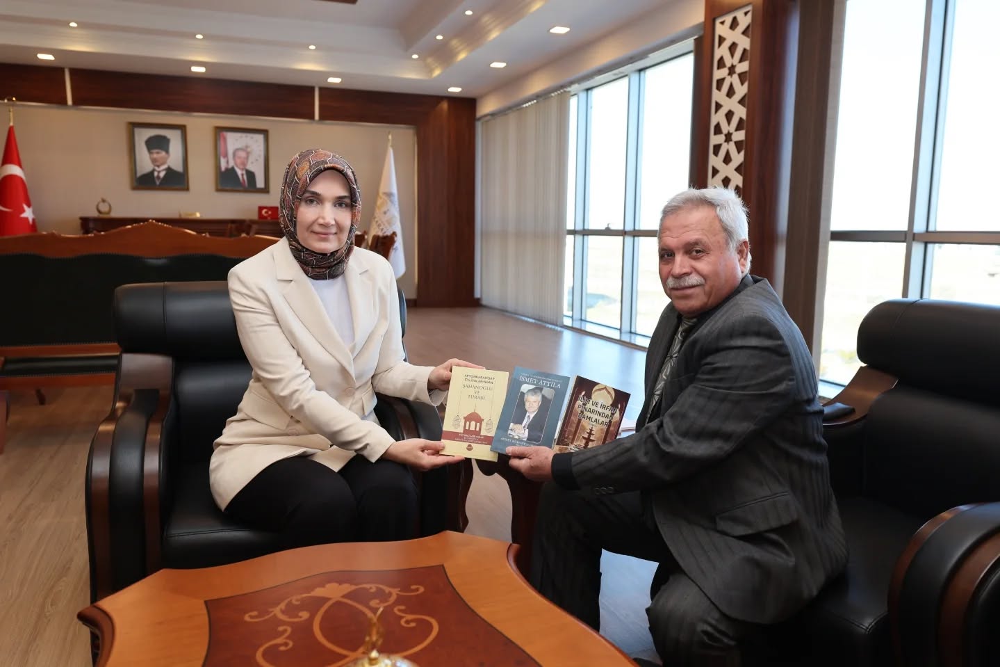 Şahintepe, Devlet Ana'ya Kitaplarını Hediye Etti