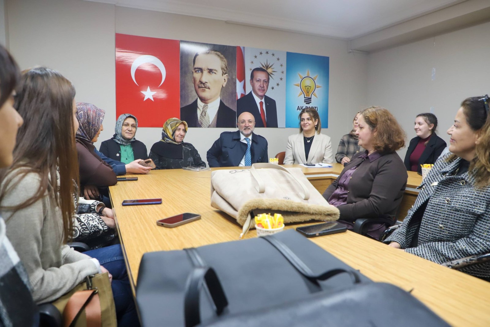 Başkan Şahin, Kadın Kolları Yönetimiyle Buluştu