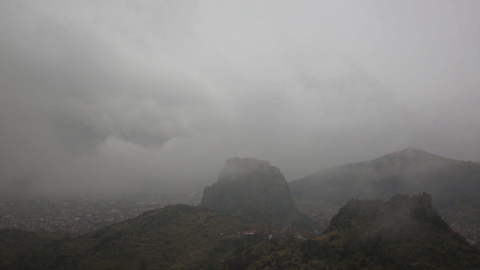 Sisler içinde Karahisar Kalesi