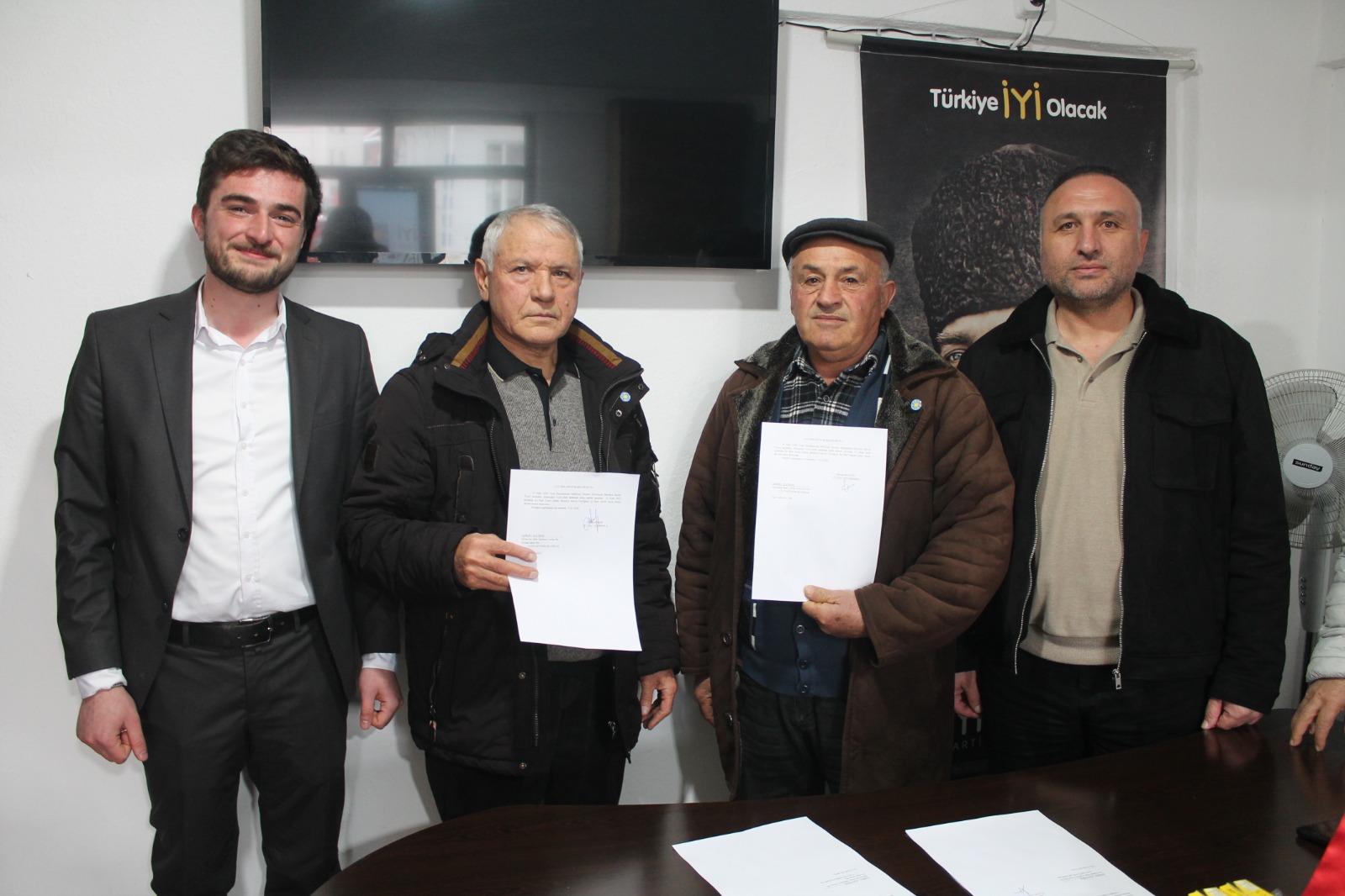 İhraç İstemiyle gündeme gelen Çay Belediye Meclis Üyeleri İyi Partiye Geçti