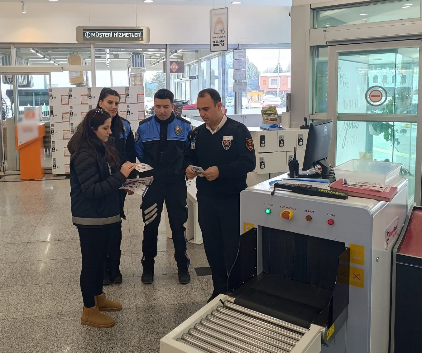 Özel Güvenlikçilere Broşür Dağıtıldı