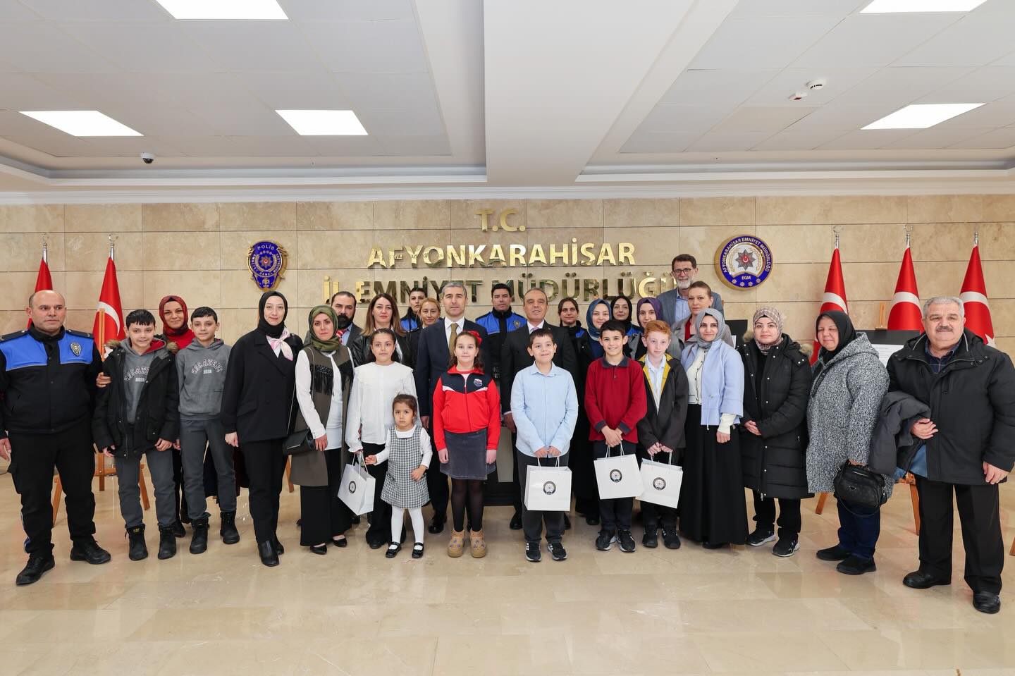 POLİS HAFTASINDA VALİ NACİ AKTAŞ’TAN BAŞARILI ÖĞRENCİLERE ÖDÜL