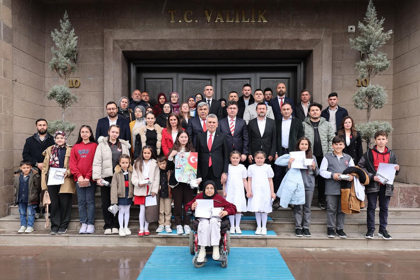 VALİ VEKİLİ YALÇIN SEZGİN’DEN ÖĞRENCİLERE 23 NİSAN HEDİYESİ