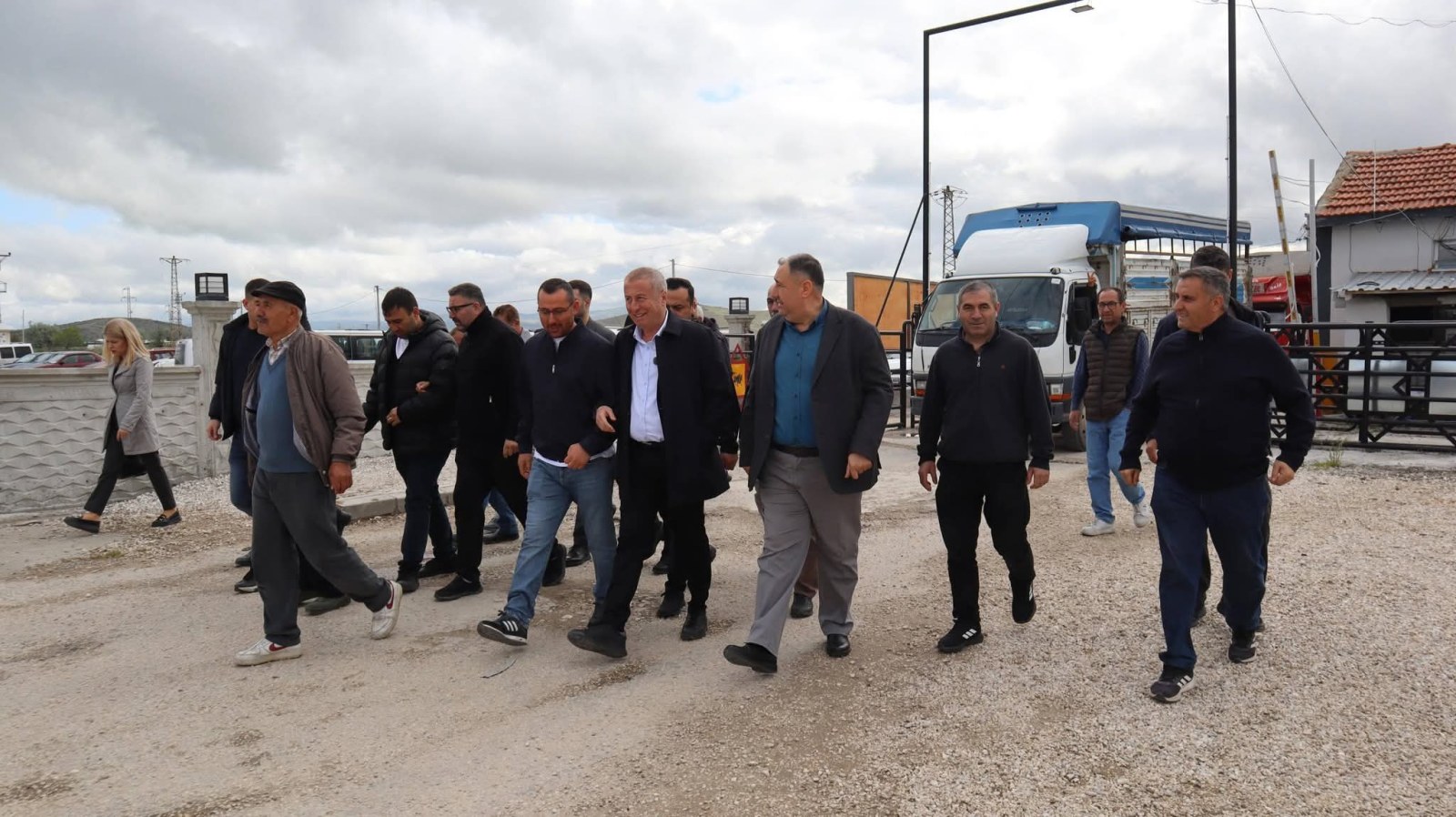 OLGUN VE İYİ PARTİ HEYETİ ÇAYIRBAĞ CANLI HAYVAN PAZARI’NDA