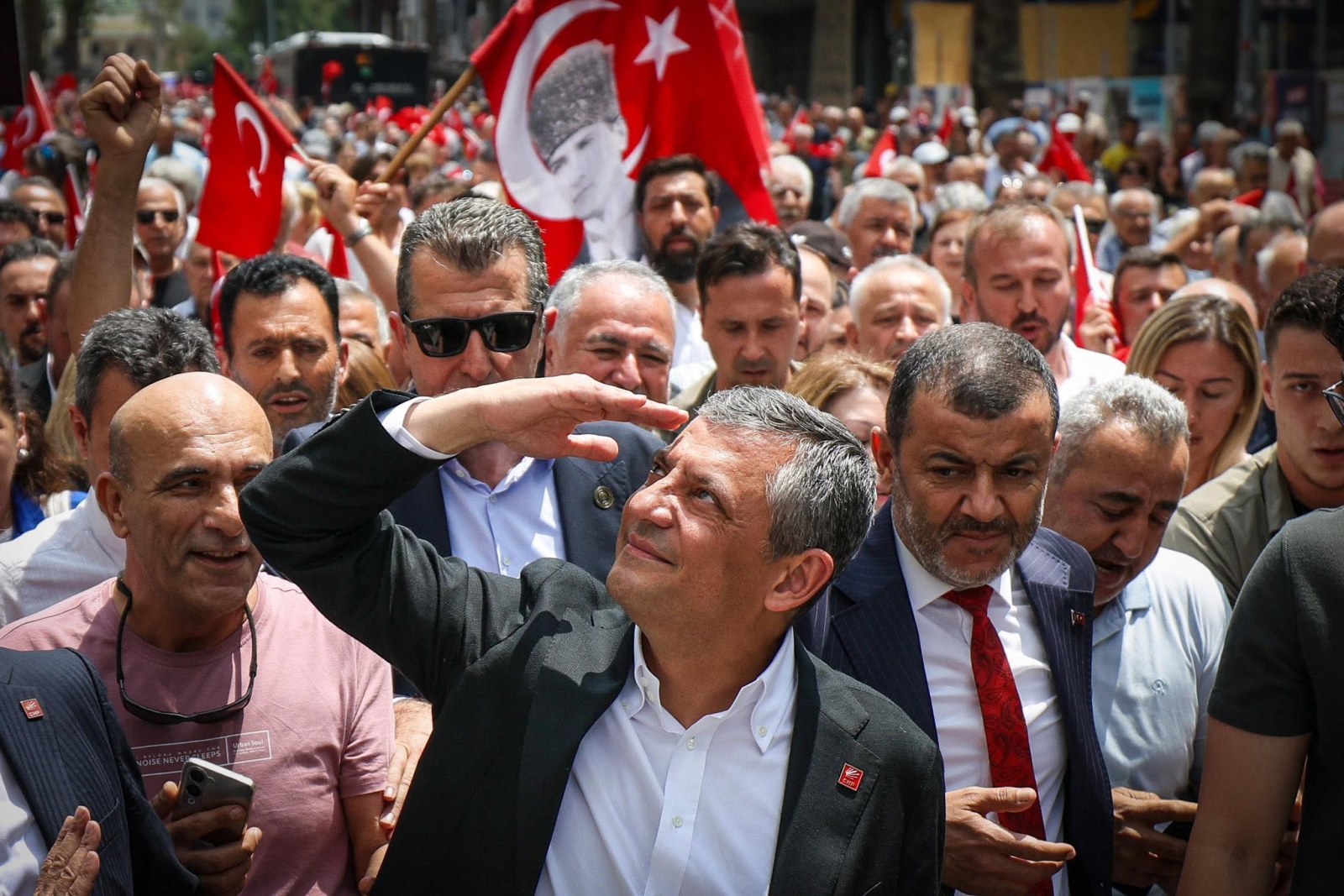 Özgür Özel yeni partiyi açıkladı, CHP'den istifalar başladı