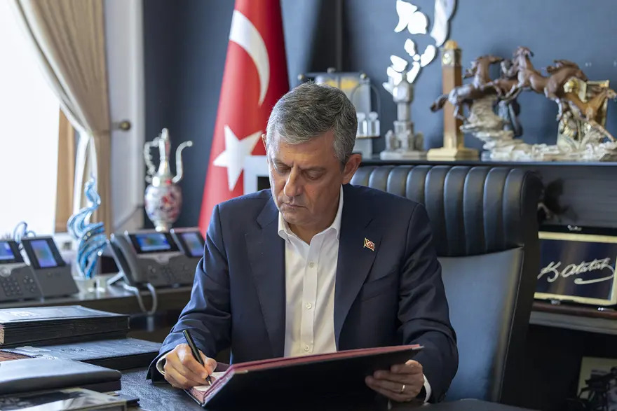 Özgür Özel ve 90 milletvekili CHP'den istifa etti