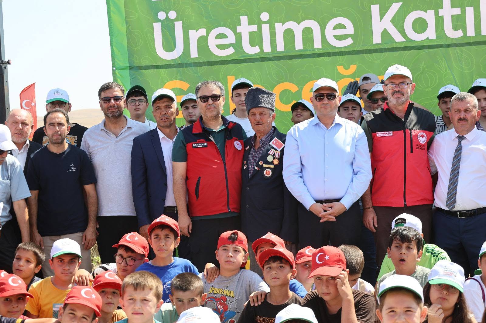 Gönüllü Gençler Kornişon Salatalık Hasadında Buluştu