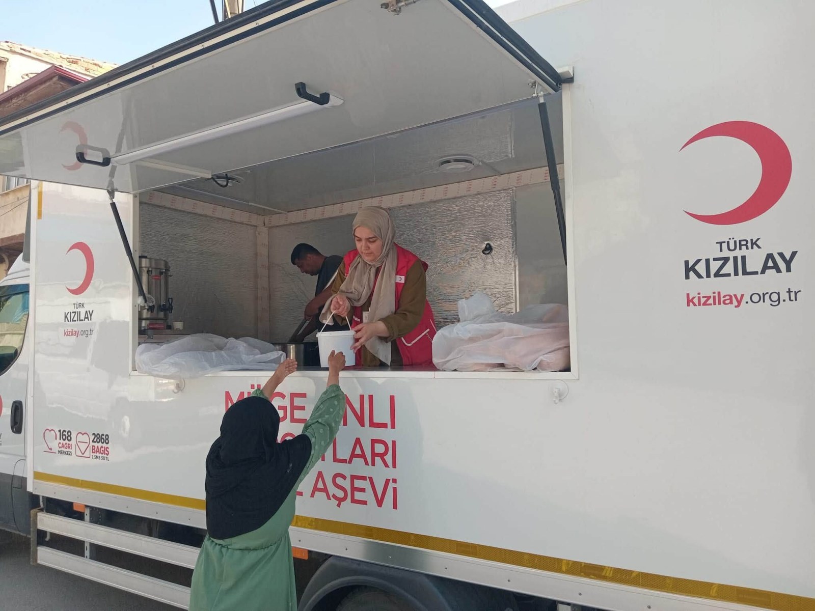 Kızılay Çorba Dağıttı