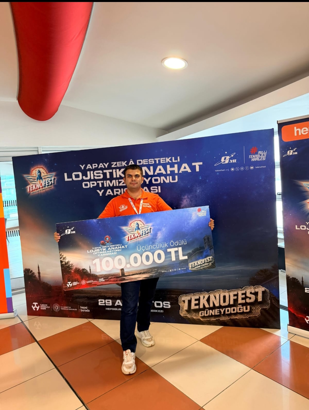 Emek, Mezuniyetini Teknofest 3'üncülüğü İle Kutladı
