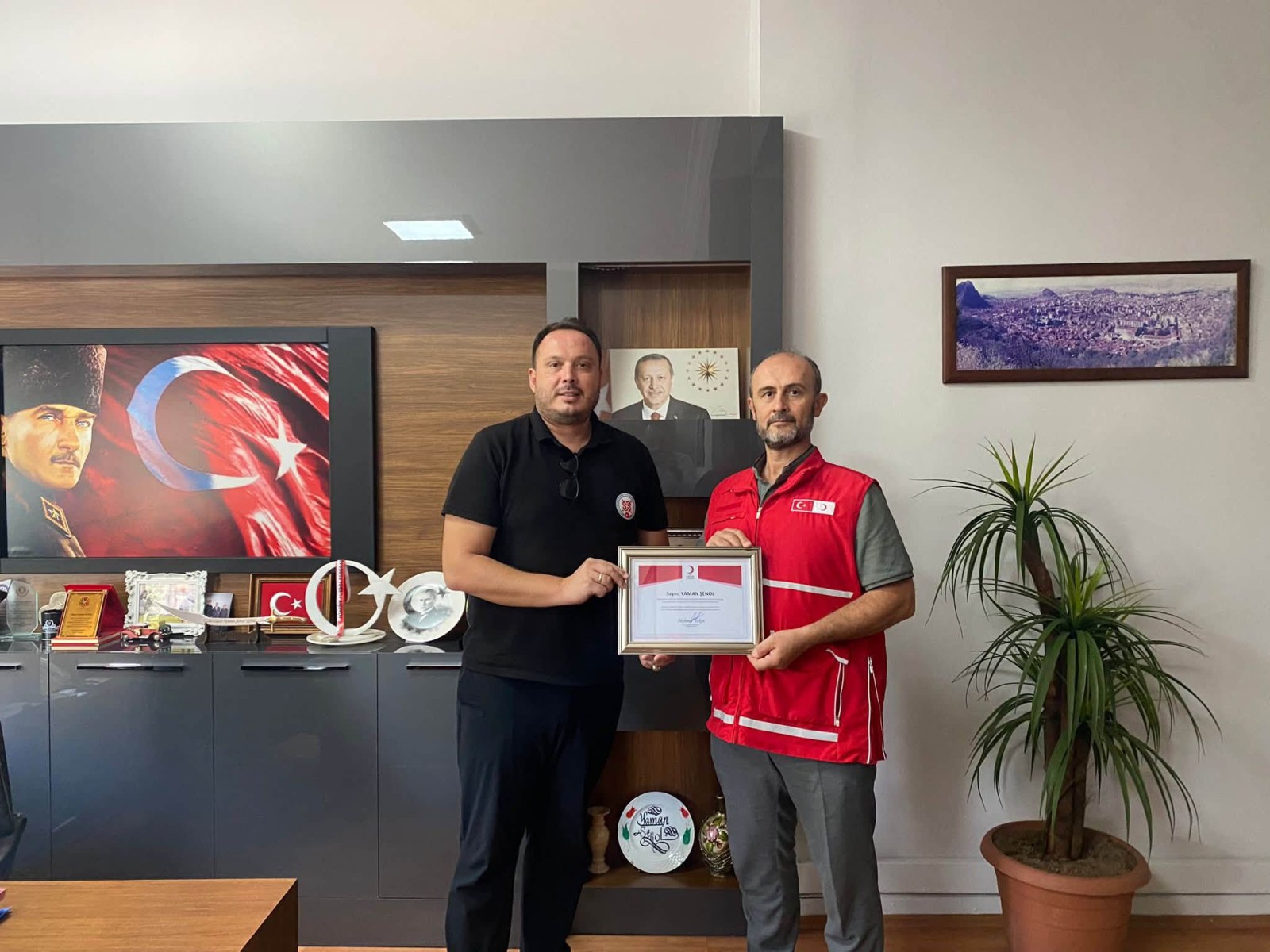 Kızılay'dan Bağışçılara Teşekkür Belgesi Takdimi
