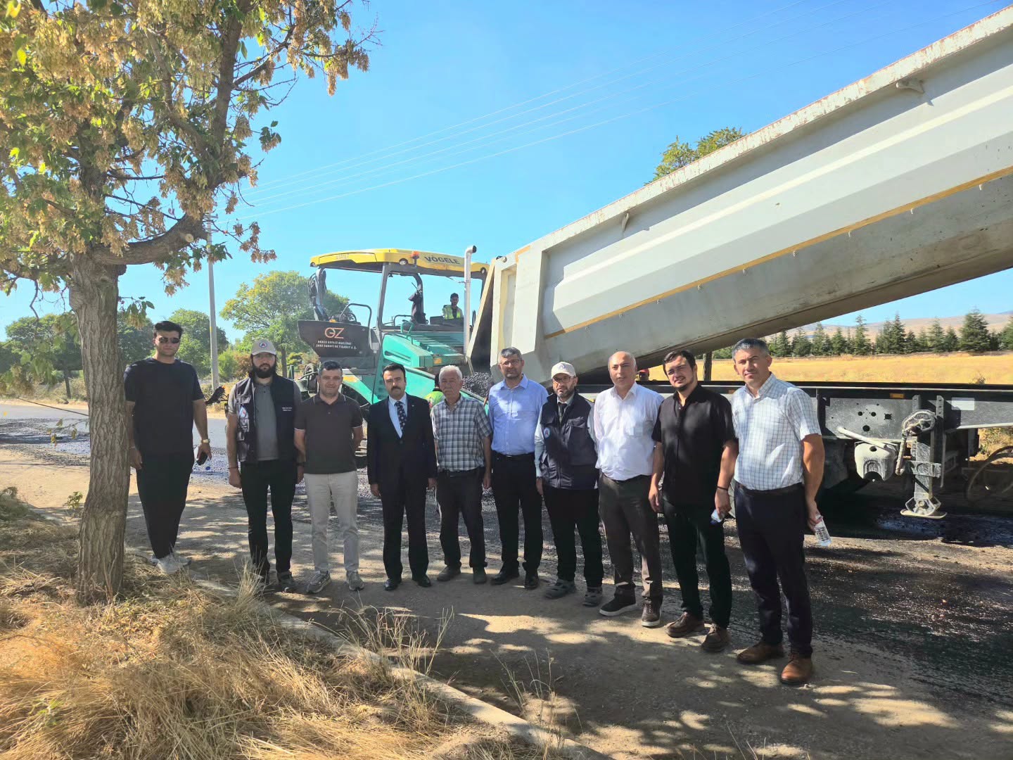 SANDIKLI'DA KÖY YOLLARINDA ASFALT ÇALIŞMALARI SÜRÜYOR