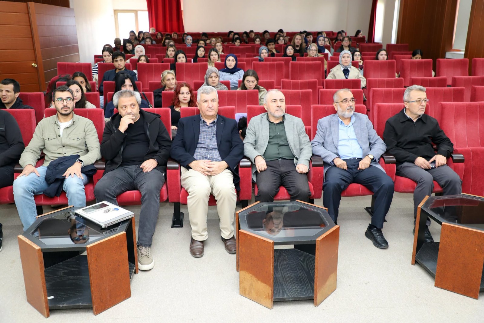 “Okuyarak Gezen Bilir”