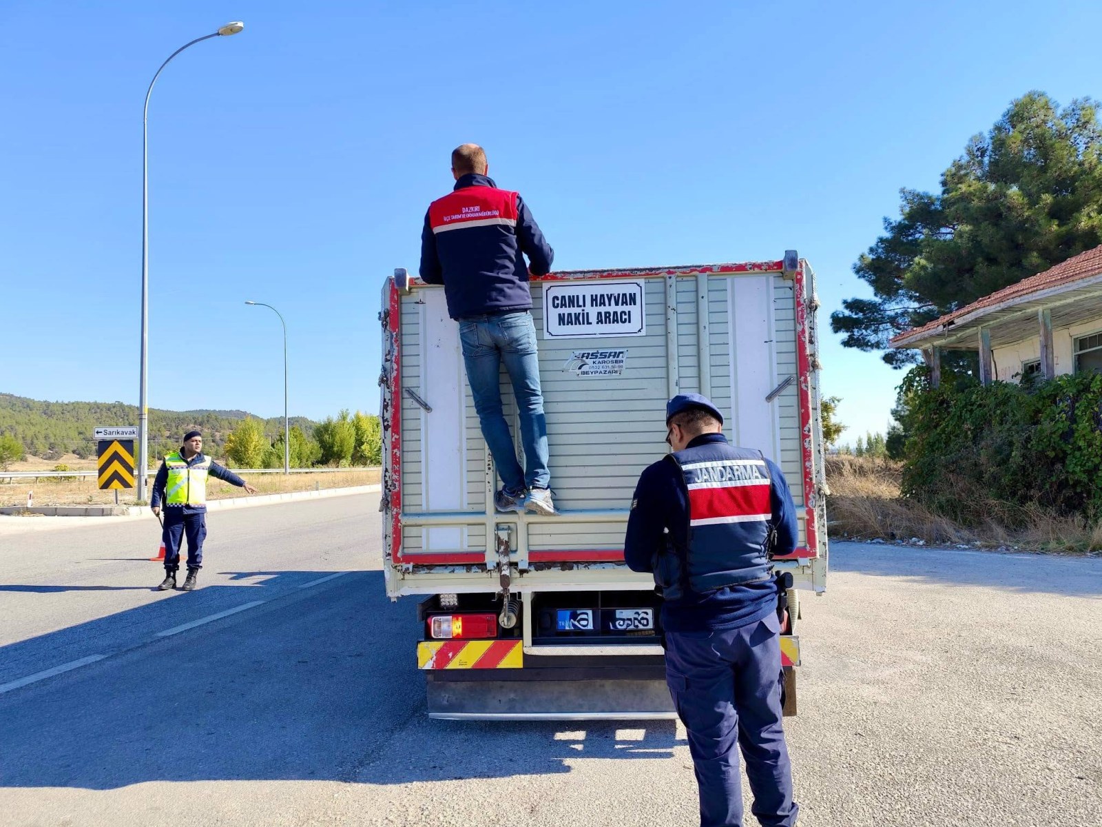 HAYVAN NAKİLLERİNE YÖNELİK YOL KONTROL VE DENETİMLERİ DEVAM EDİYOR