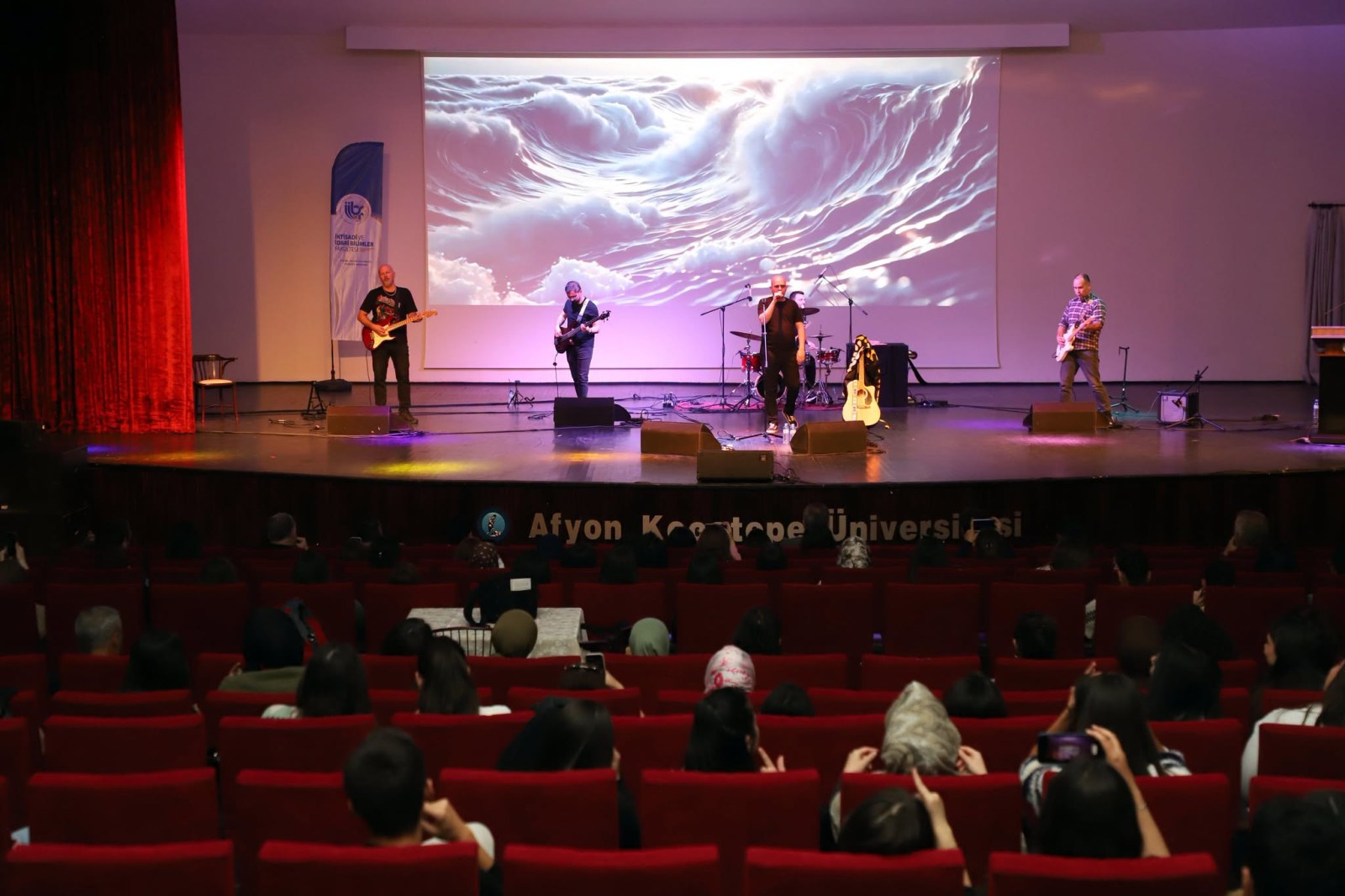 ÖĞRETİM ELEMANLARINDAN MÜZİK ZİYAFETİ