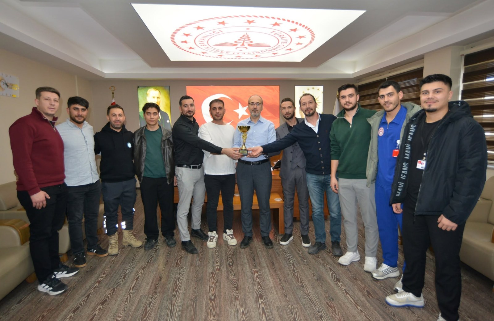 Şampiyonluk Kupasını Dr. Öztürk'e Takdim Ettiler